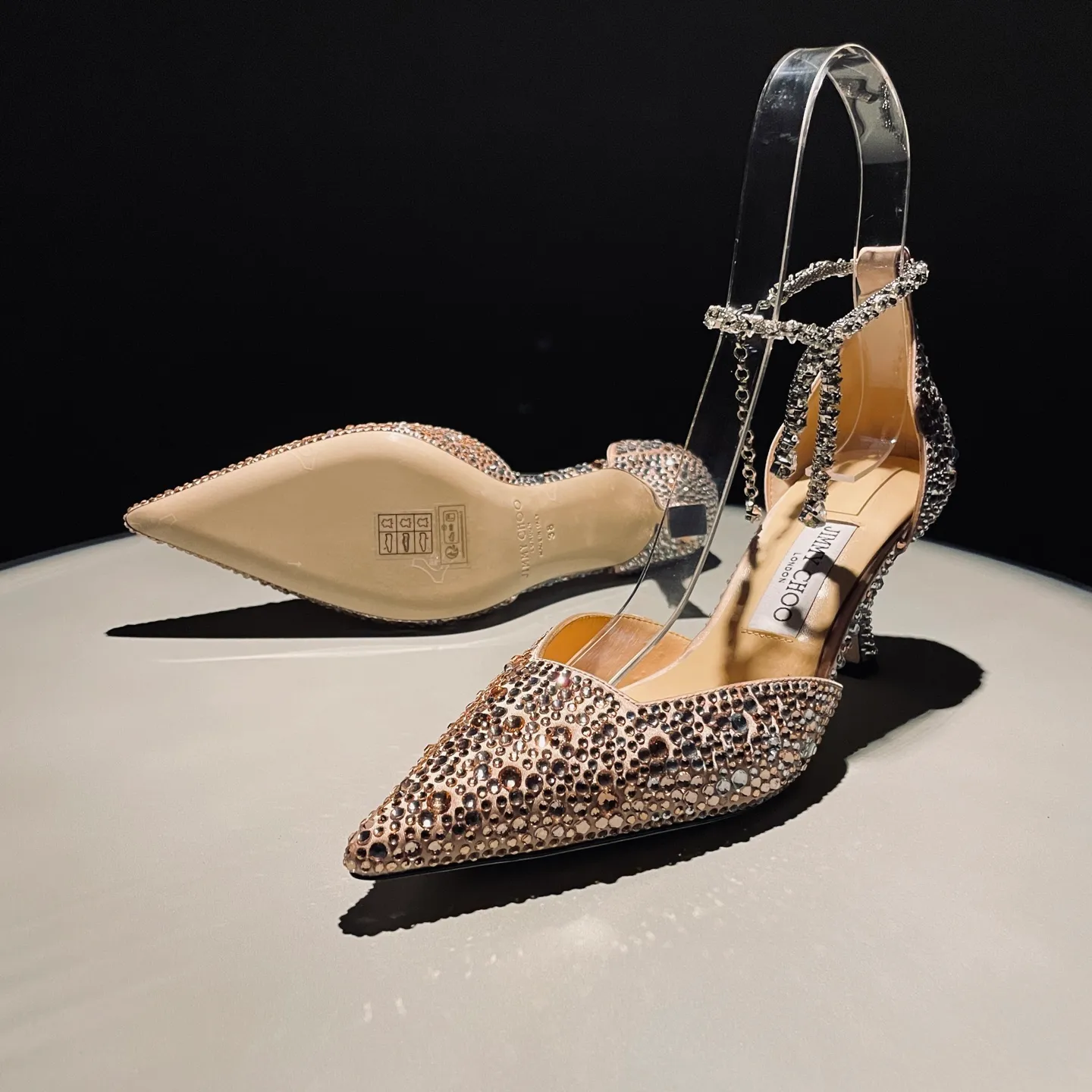 👟👟Ex-factory price 720👟👟 Jimmy Choo/Jimmy Choo classic diamond chain pointed toe crystal high-heeled sandals. Excellent crystal shoes. So beautiful that you can't take your eyes away. The shape of the shoes is very delicate and not too narrow and long. The internal space is sufficient to allow the toes to relax enough. The rhinestones outline a charming arc on the instep. It is simply beautiful. It has a 360-degree surrounding fairy atmosphere. Gorgeous without being exaggerated! ! The fabric is made of imported silk, with imported sheepskin lining. Customized A-grade Italian genuine leather sole. Heel height: 6.5 or 8.5. Size: 35-40 (41, 42, 43 customized, non-refundable)